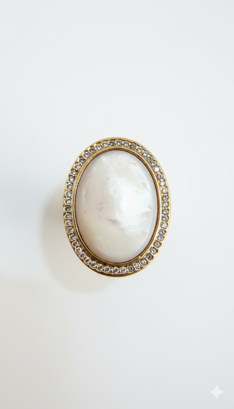 Anel Oval de Madrepérola Banhado a Ouro com Cravejado de Zircônias