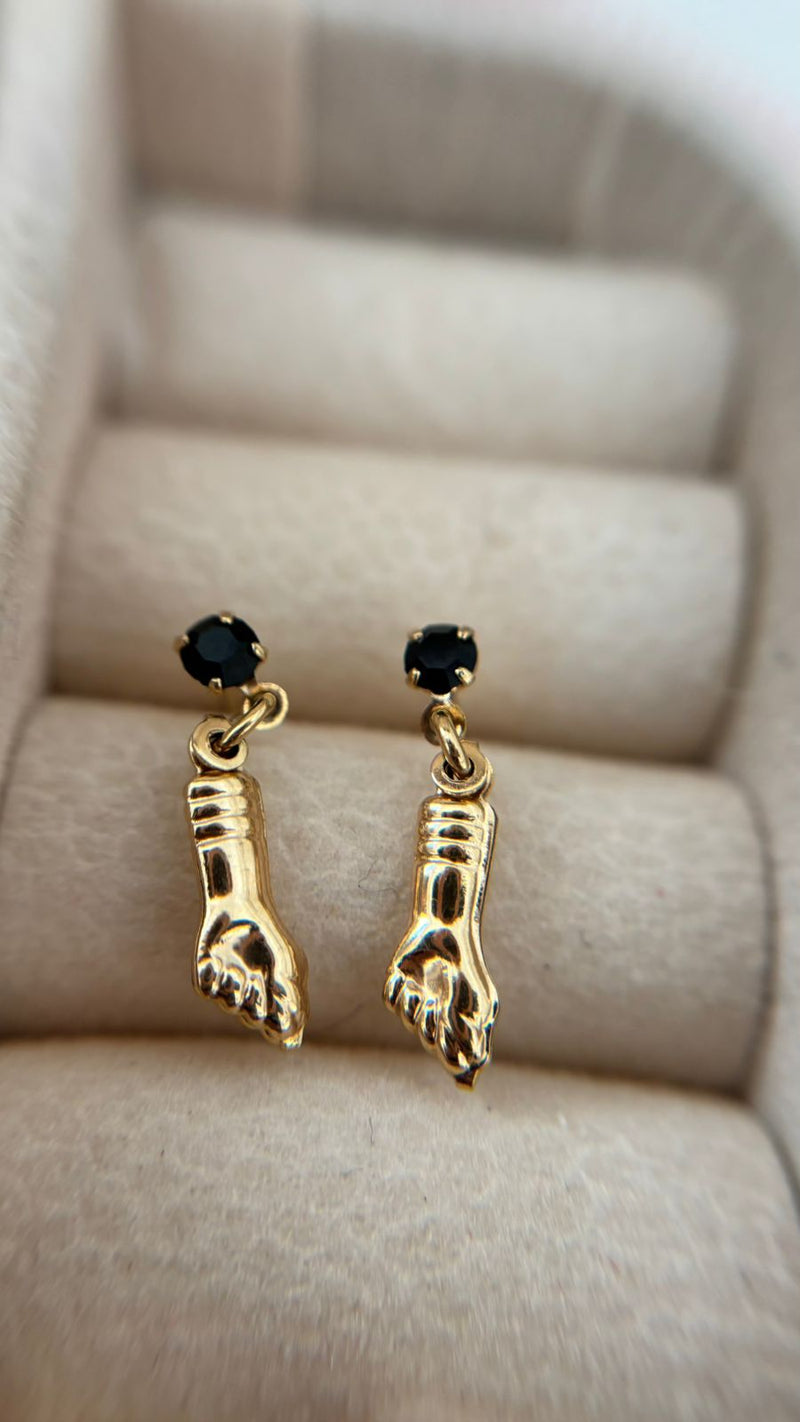 Brinco Pézinho com Pedra Preta Banhado a Ouro