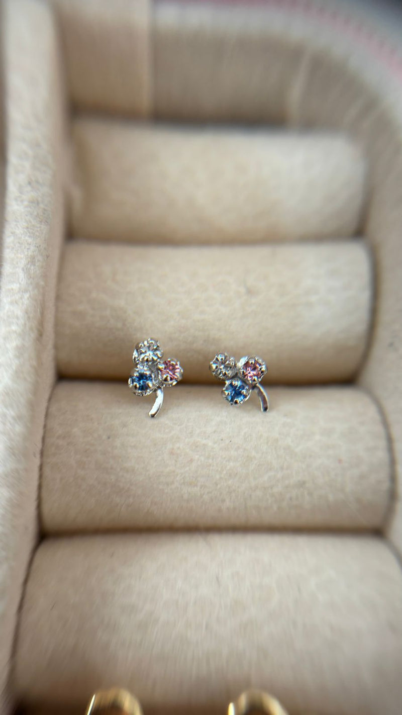 Brinco Trevo Banhado a Ródio com Pedras Coloridas