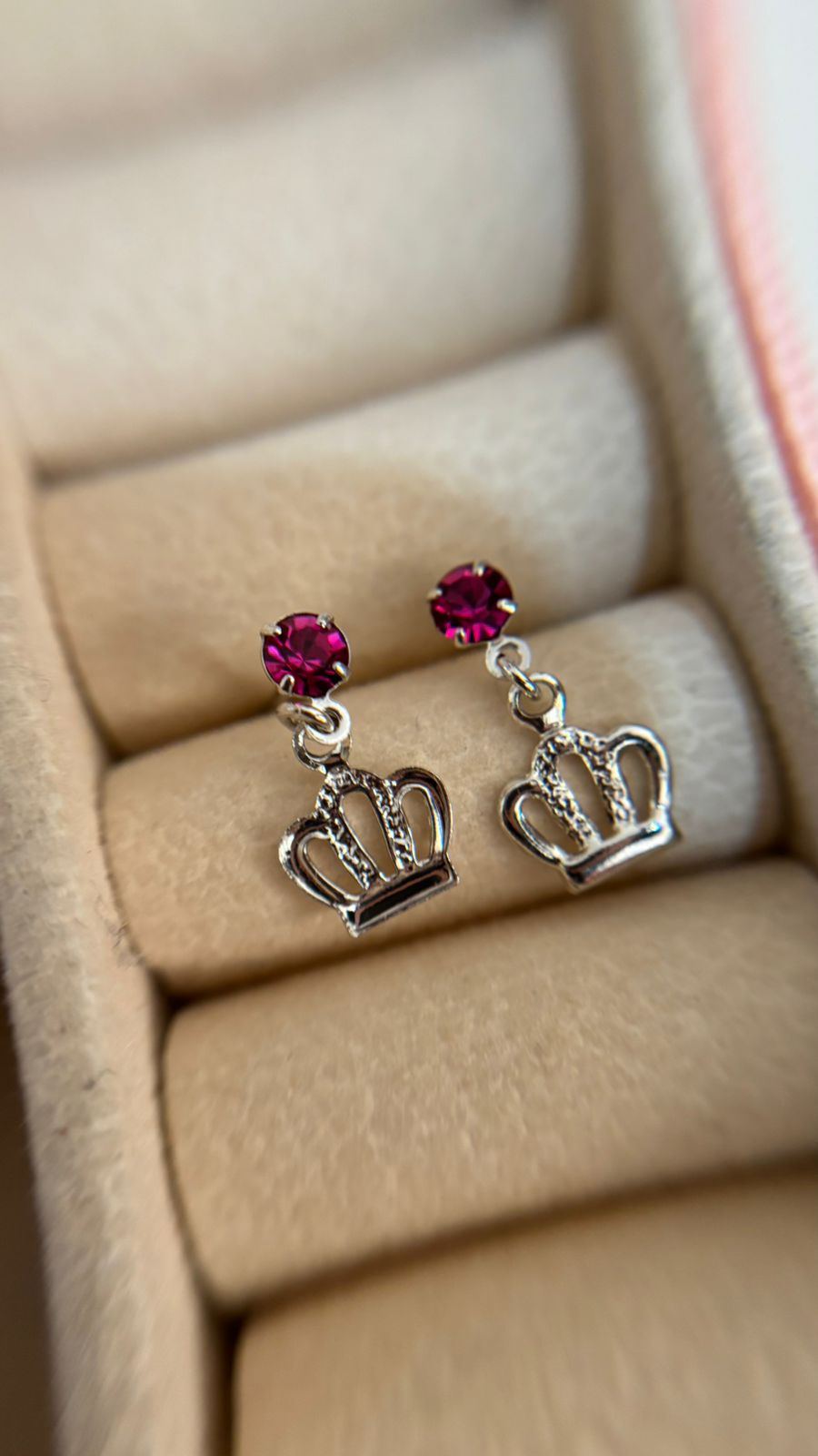 Brinco Coroa Banhado a Ródio com Pedra Rosa