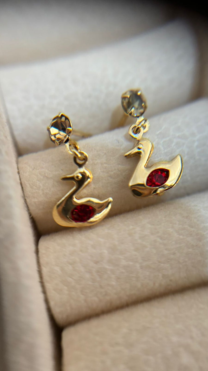 Brinco Cisne Banhado a Ouro com Pedra Vermelha