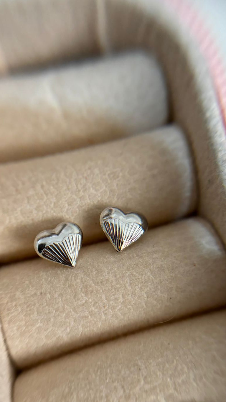 Brinco Coração Banhado a Ródio com Detalhe Texturizado