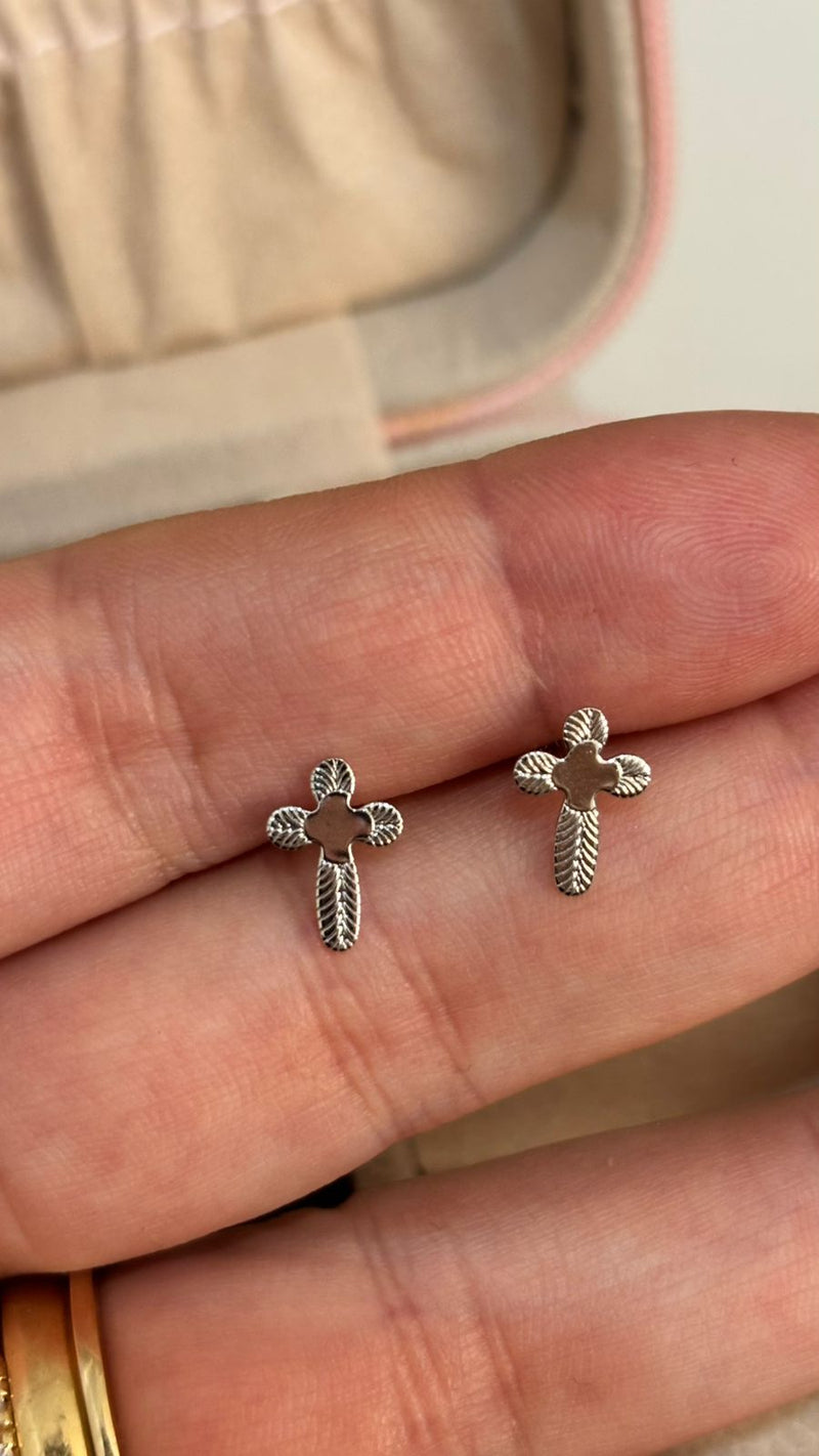 Brinco Cruz Banhado a Ródio com Detalhe Texturizado