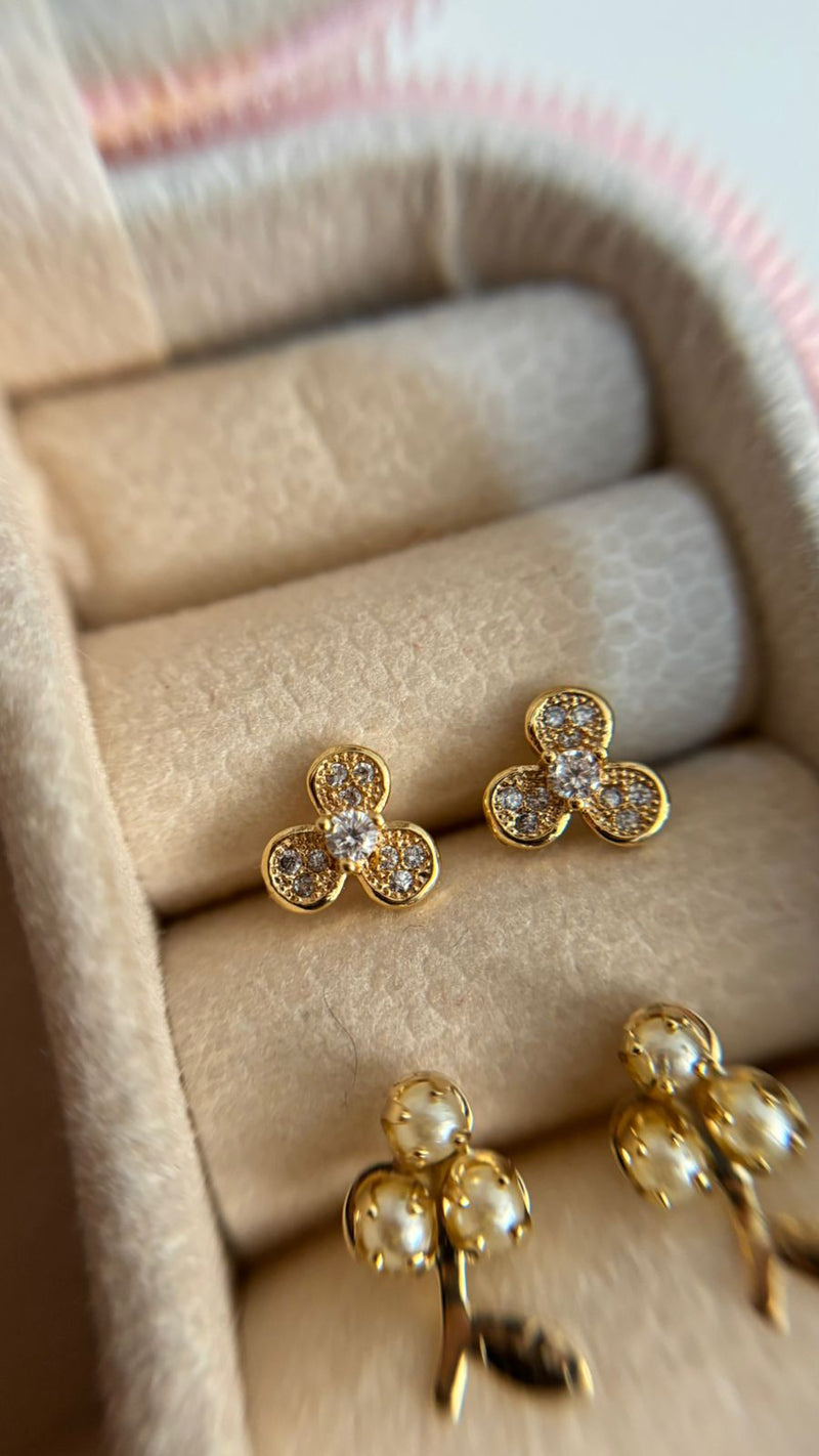 Brinco Trevo Cravejado Banhado a Ouro