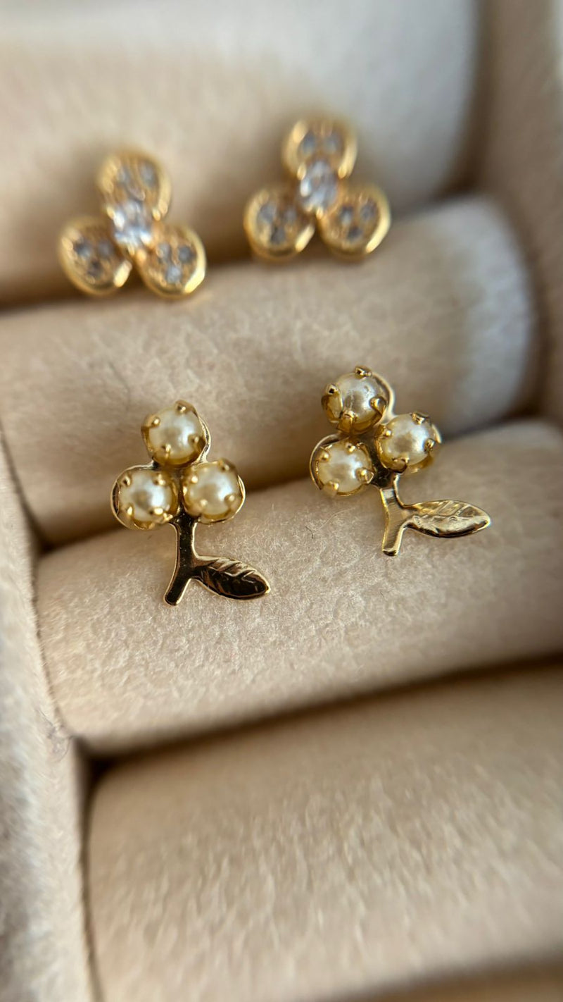 Brinco Flor com Pérolas Banhado a Ouro