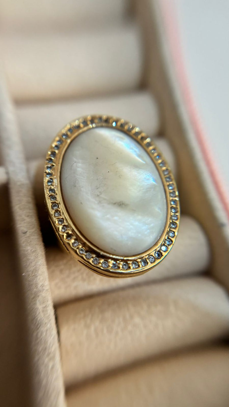 Anel Oval de Madrepérola Banhado a Ouro com Cravejado de Zircônias