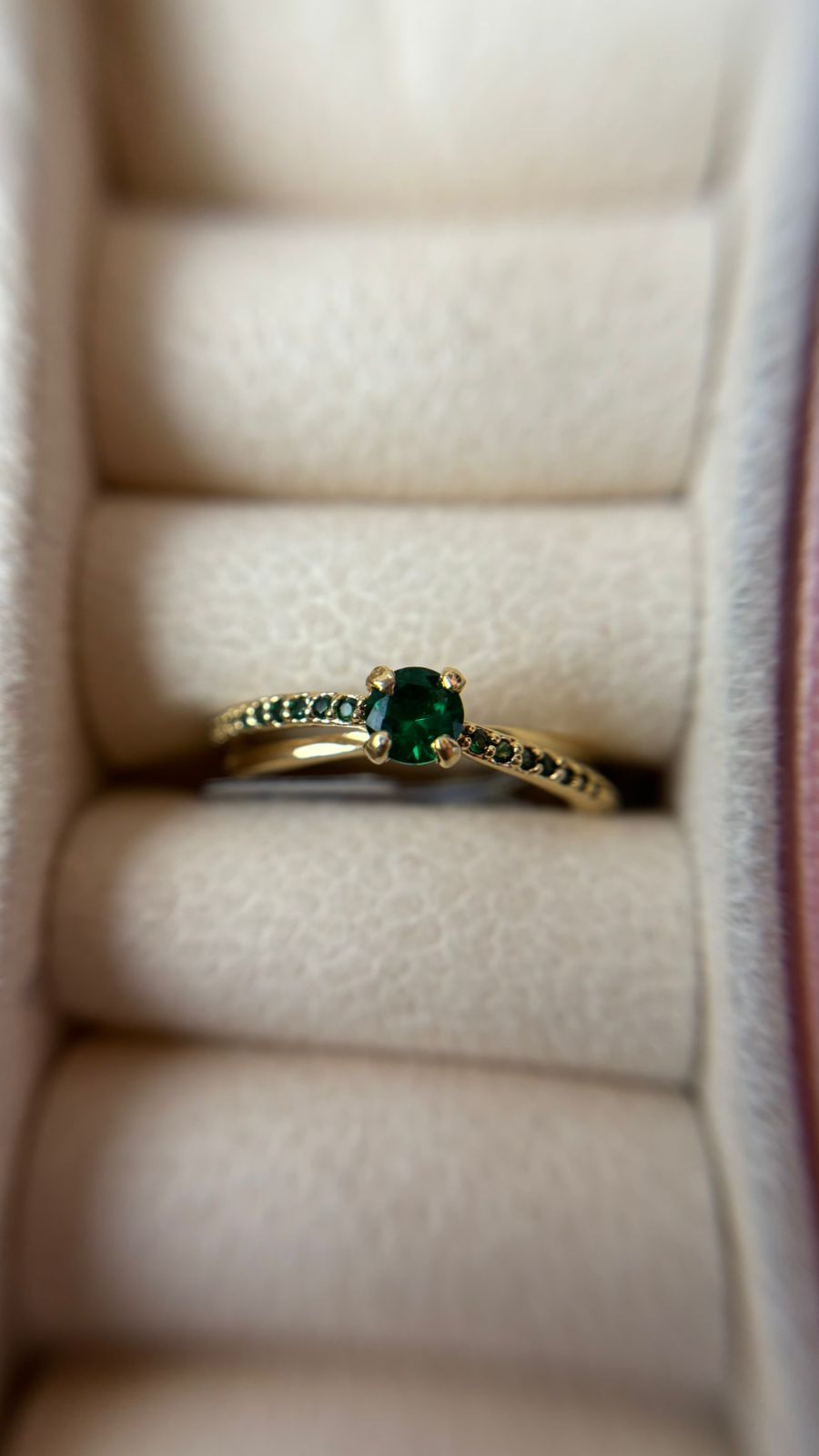 Anel Solitário Verde Banhado a Ouro