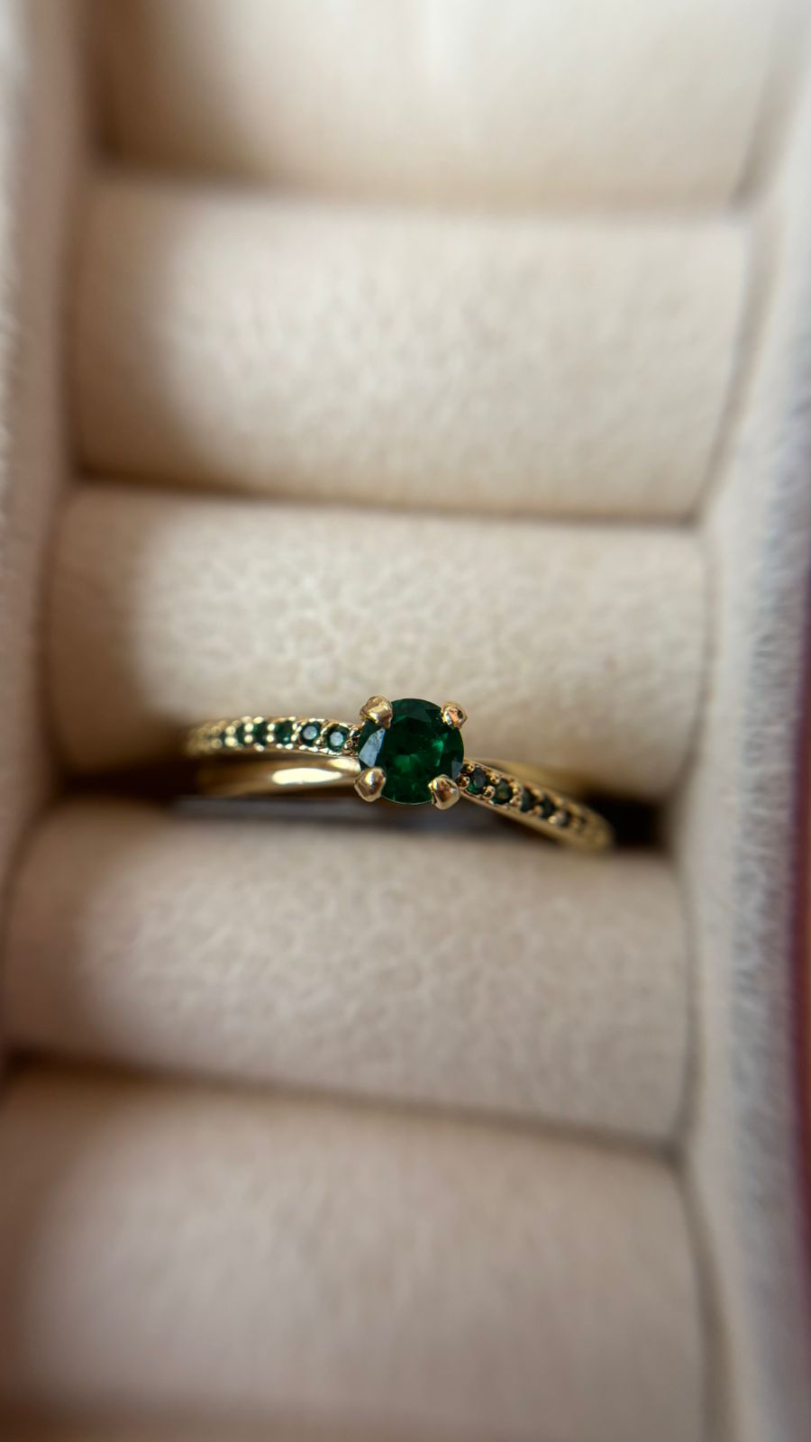 Anel Solitário Verde Banhado a Ouro