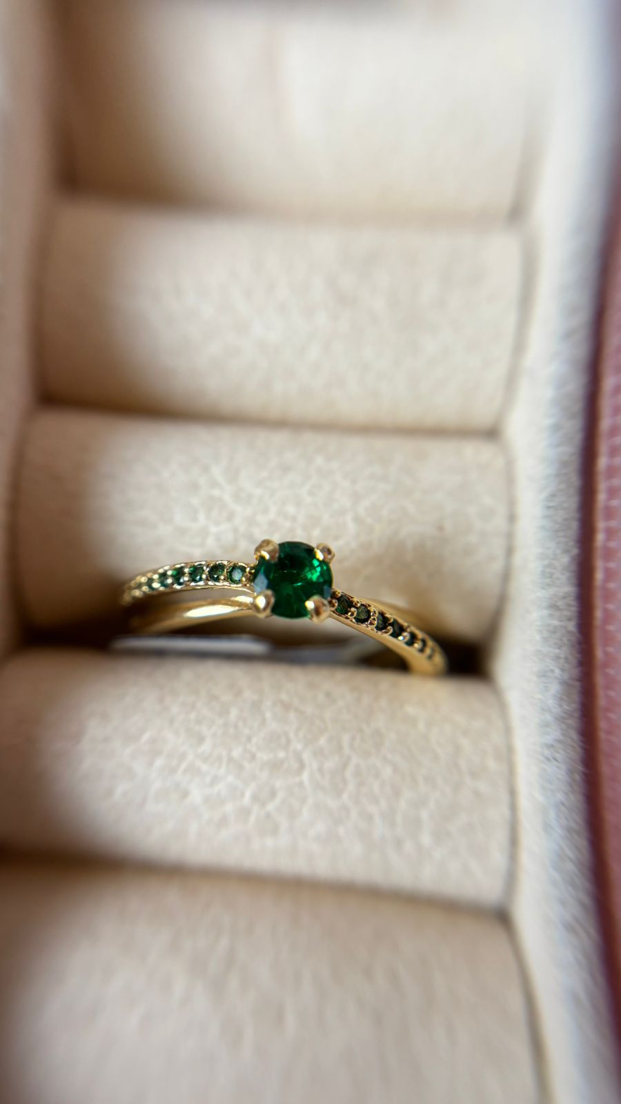 Anel Solitário Verde Banhado a Ouro