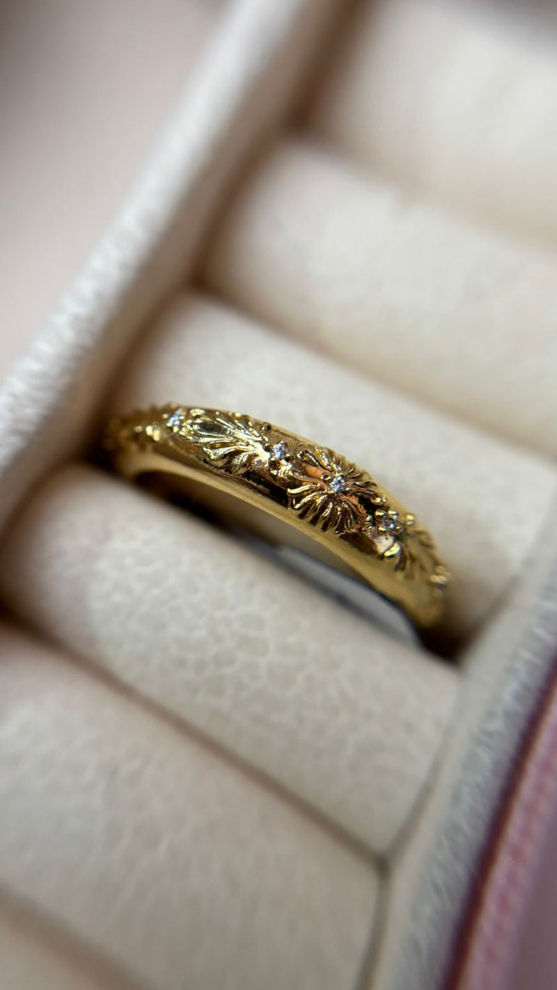 Anel Floral Banhado a Ouro com Detalhes em Zircônias