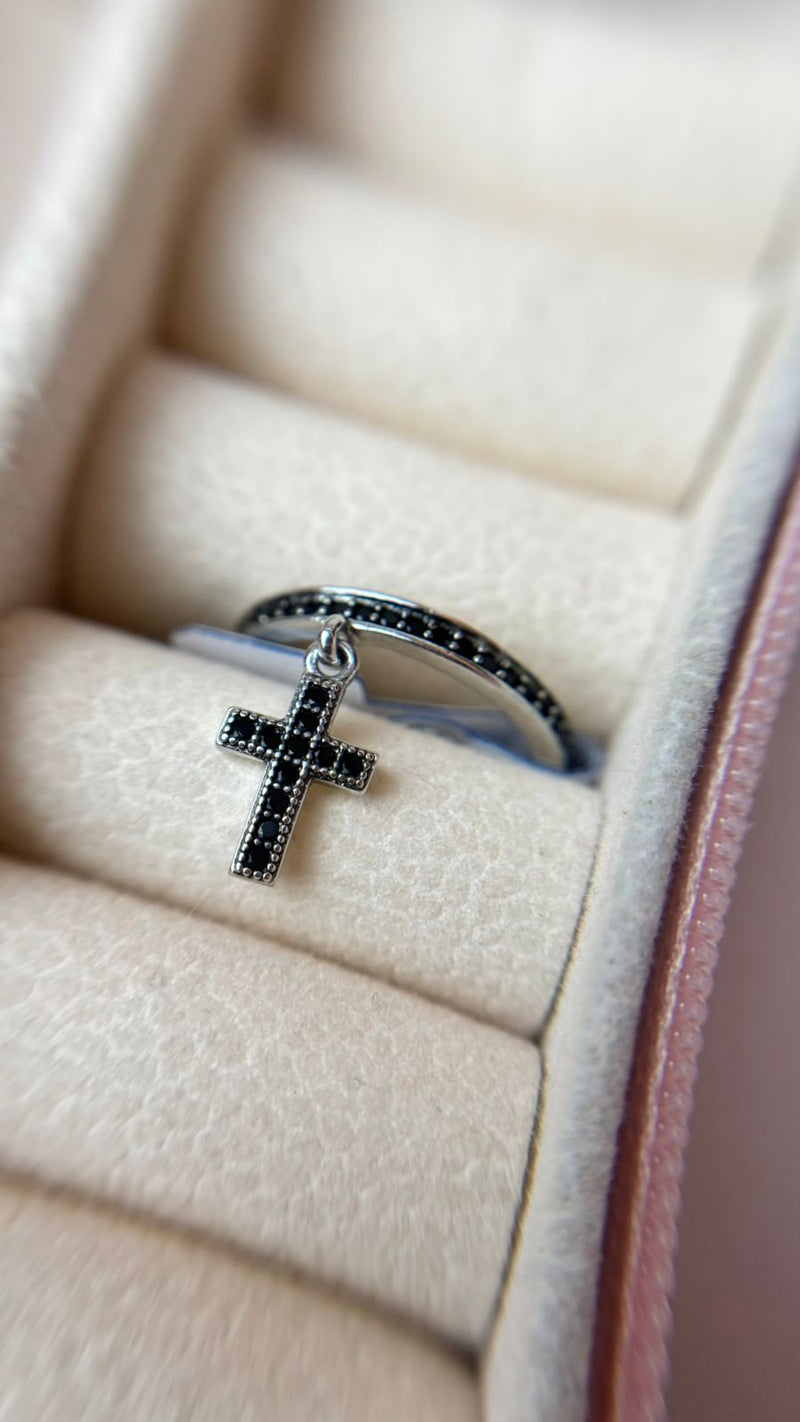 Anel Cruz Cravejada com Zircônias Pretas Banhado a Ródio