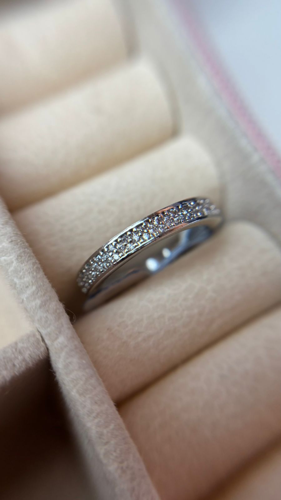 Anel Cravejado Banhado a Ródio