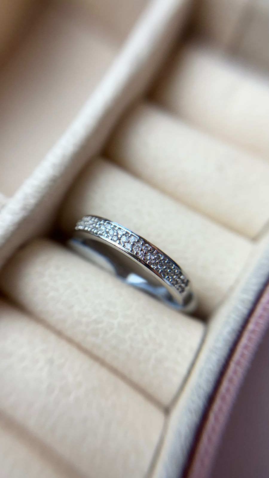 Anel Cravejado Banhado a Ródio