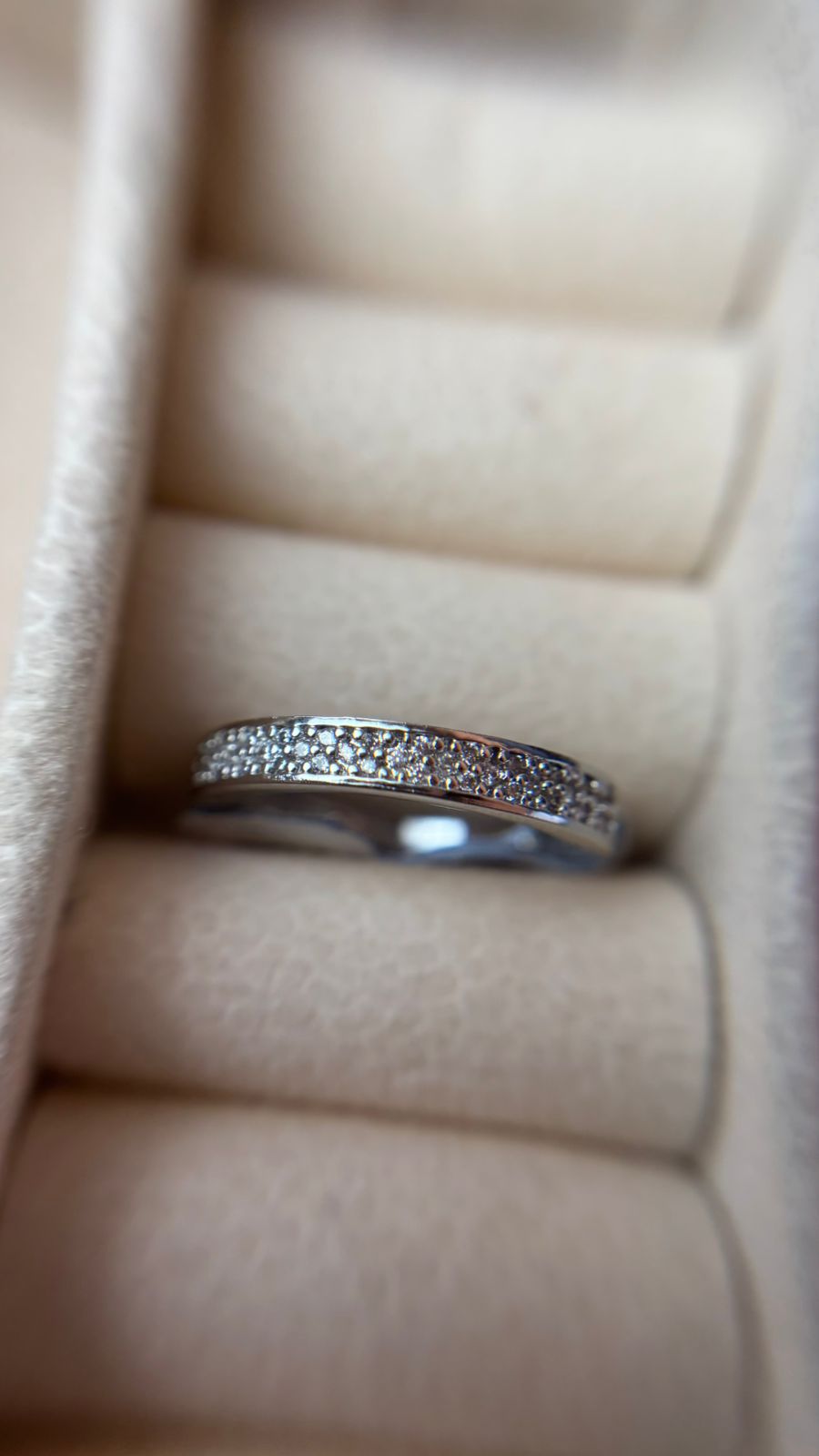 Anel Cravejado Banhado a Ródio