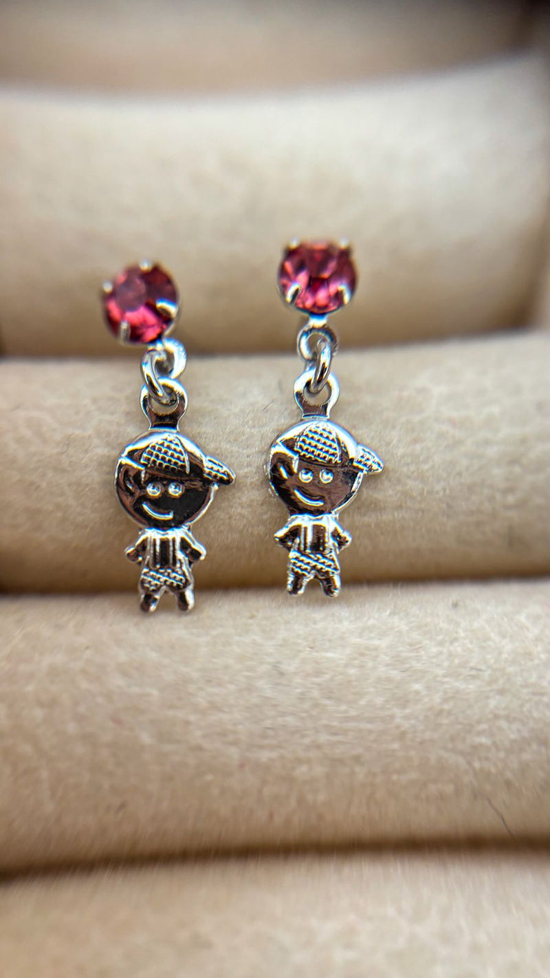 Brinco Menino com Pedra Rosa Banhado a Ródio