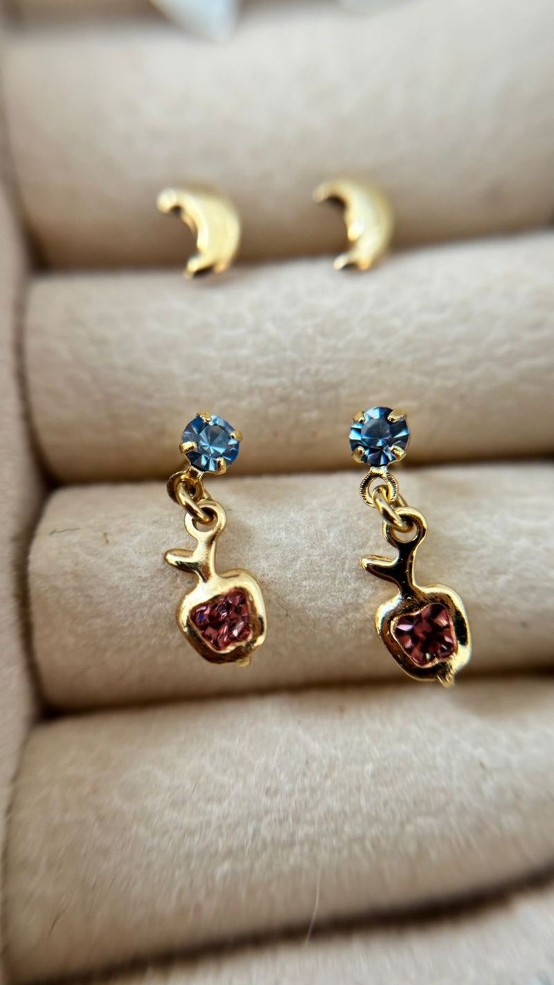 Brinco Maçã Banhado a Ouro com Pedras Coloridas