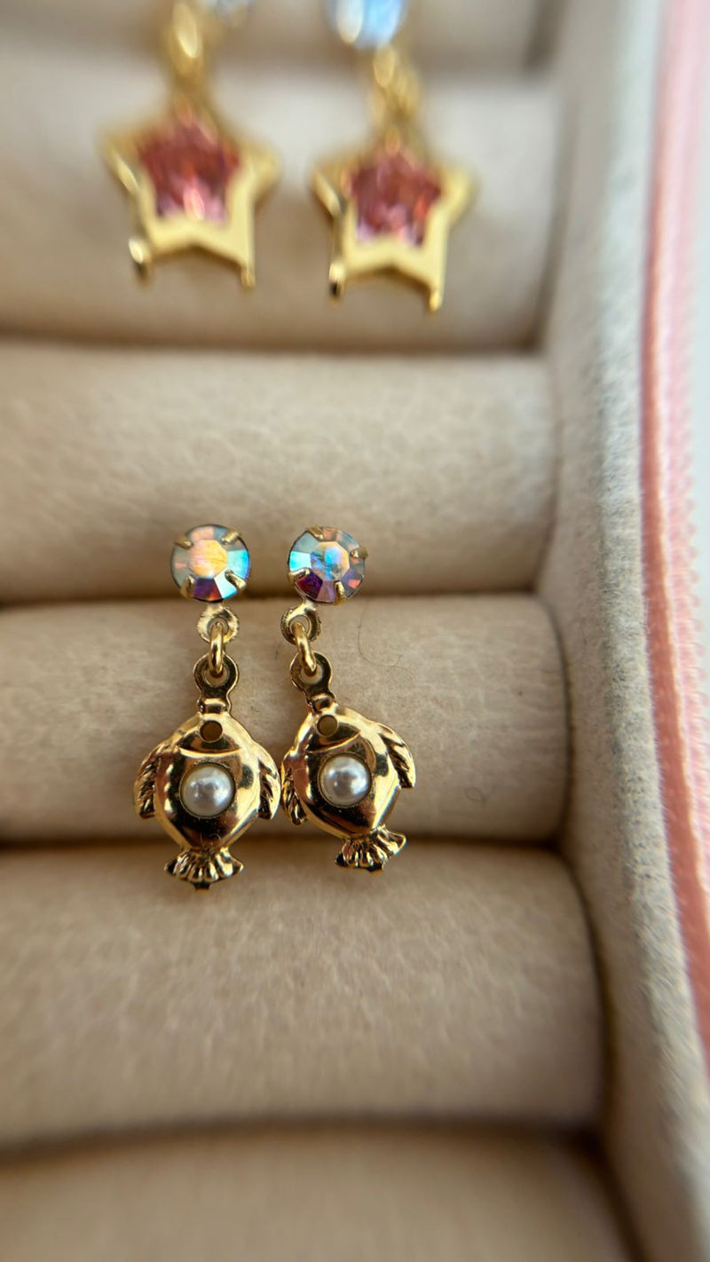 Brinco Peixinho Banhado a Ouro com Detalhe em Pérola