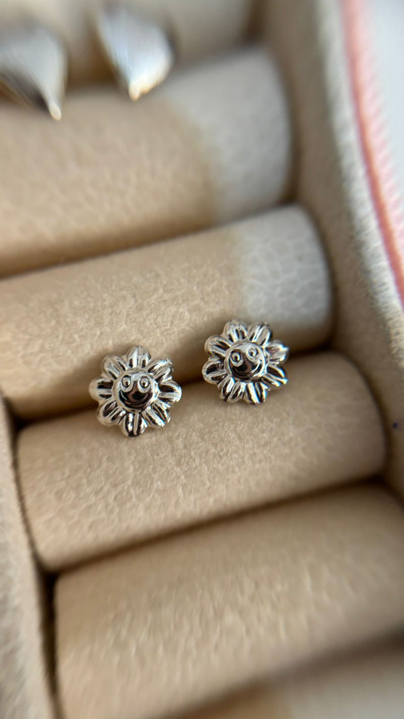 Brinco Flor Sorriso Banhado a Ródio